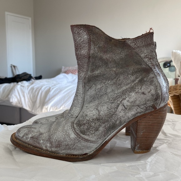 7.5 Leather Silver Painted Ankle Bootie - Picture 3 of 8